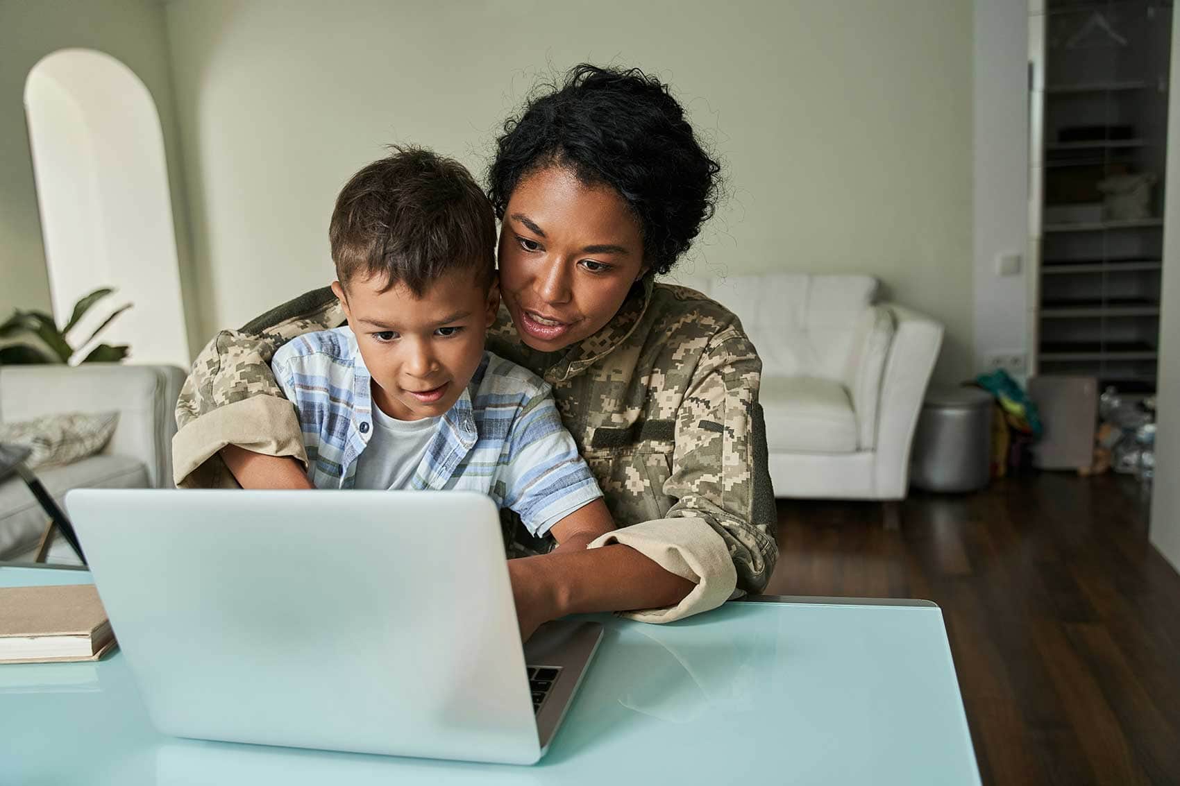 mother-son-computer