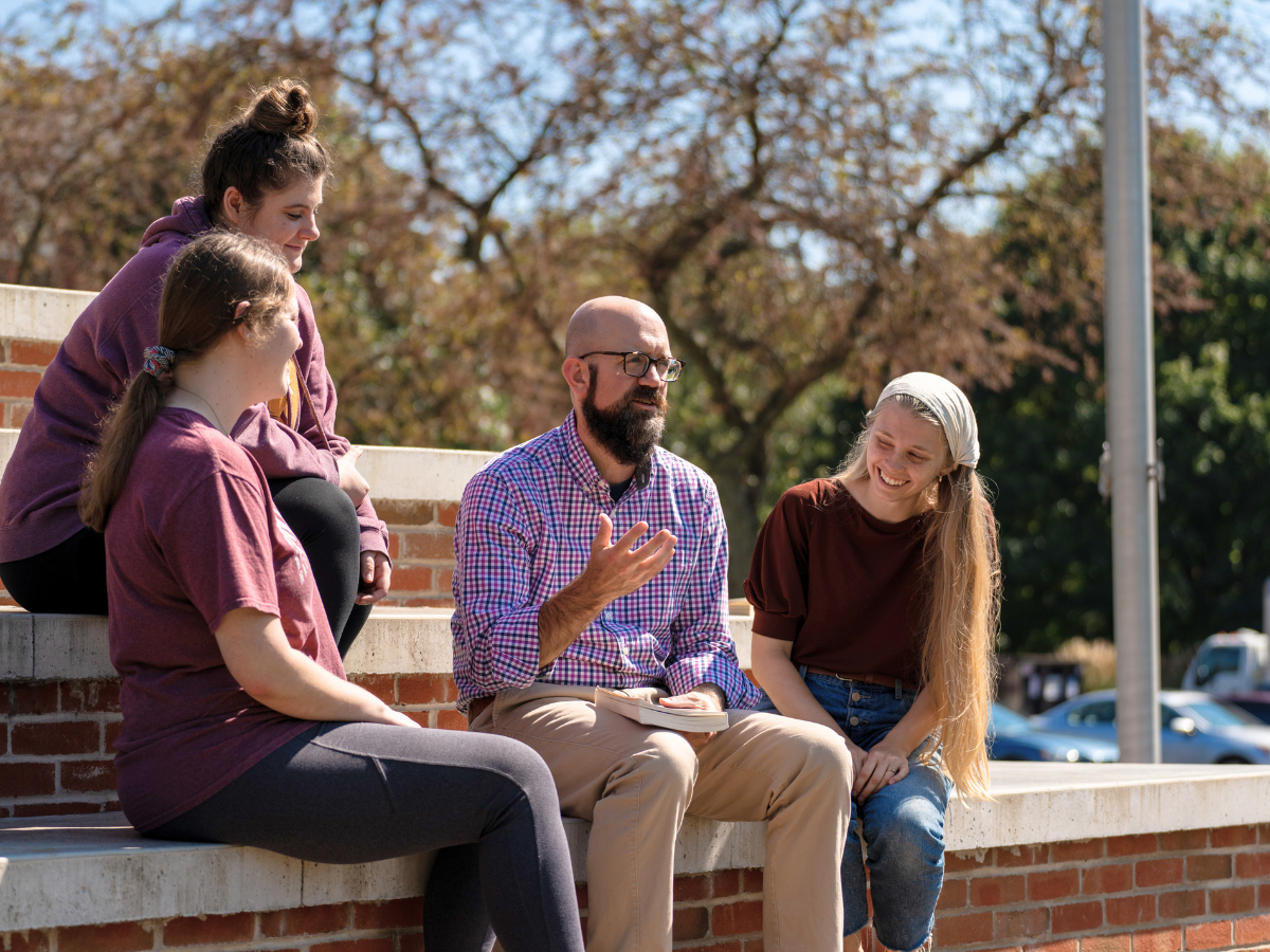 English students talking with English professor at Mount Vernon nazarene university